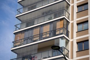 Zadaszenie lub zabudowa balkonu – czy wymaga pozwolenia lub zgłoszenia?