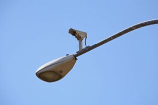 kamera na latarni ulicznej