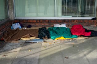 Bezprawne zajmowanie piwnicy w budynku przez bezdomnego – możliwe działania