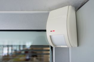Montaż klimatyzatora na zewnątrz budynku
