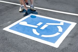Czy spółdzielnia mieszkaniowa może wyznaczyć indywidualne miejsce parkingowe dla osoby niepełnosprawnej